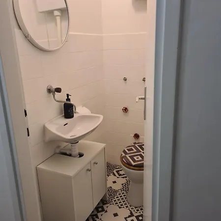 Neli Apartment *